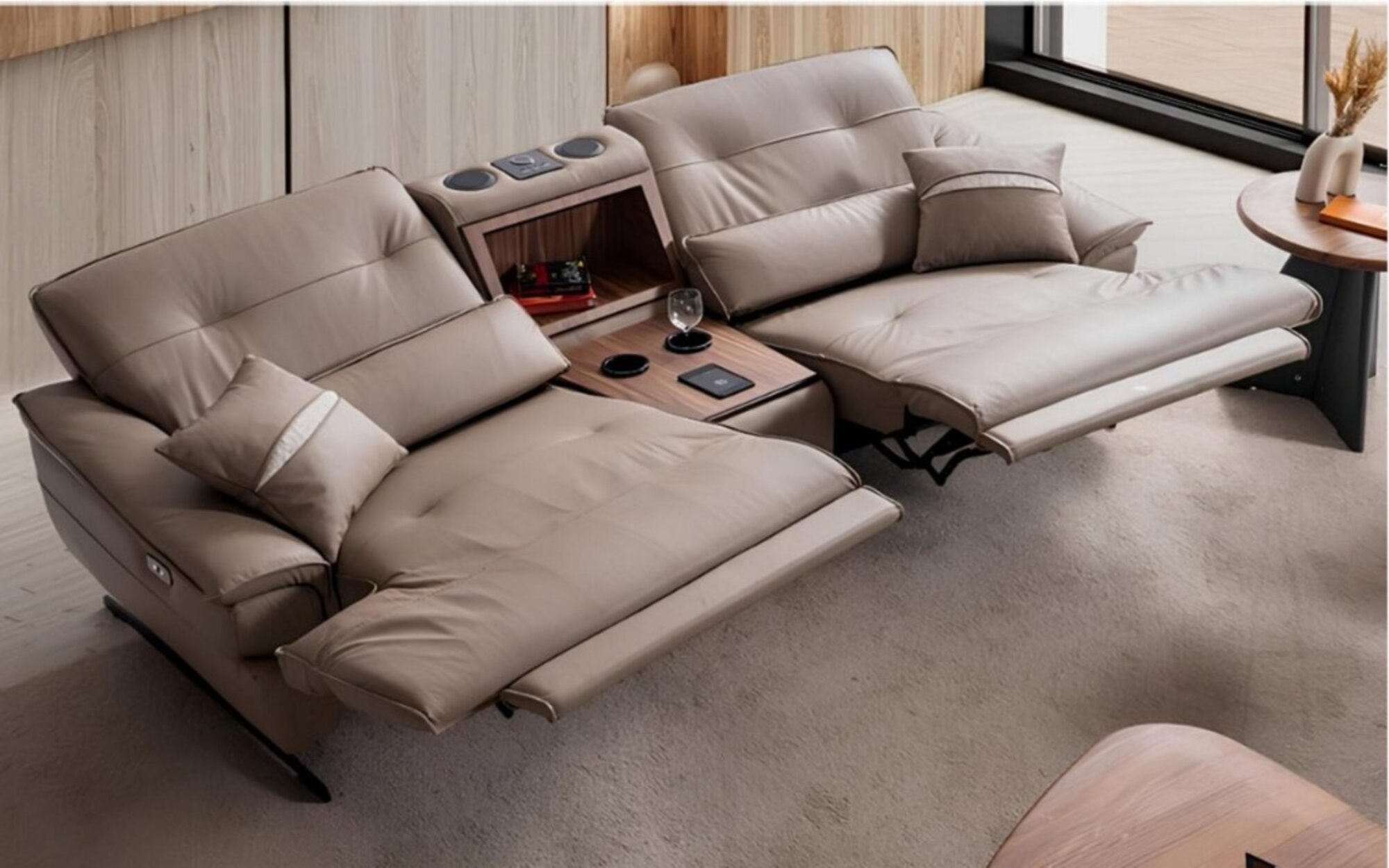 Modernes Relaxsofa mit elektrischer Verstellbarkeit und integriertem Tisch Modernes Relaxsofa mit elektrischer Verstellbarkeit und integriertem Tisch