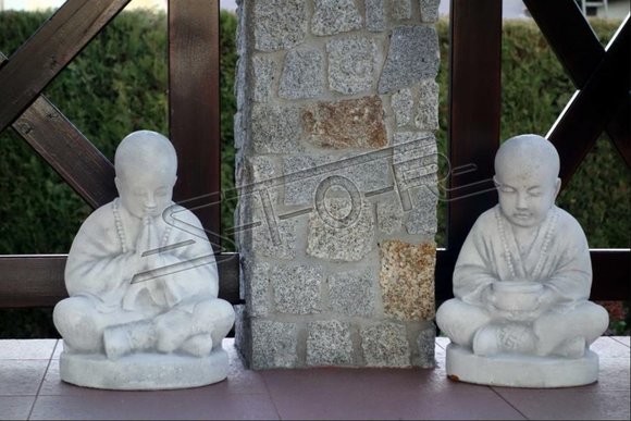 Buddha Skulptur in Steinoptik. Große Skulptur für Garten und Wohnbereich