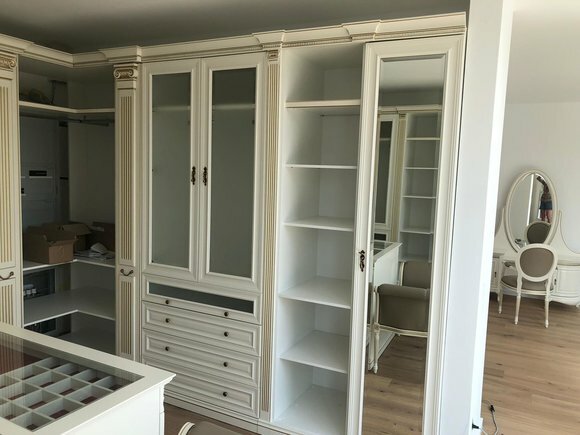 Begehbarer Kleiderschrank Schrank XXL mit Insel Wand Einbau Schränke Villa Möbel