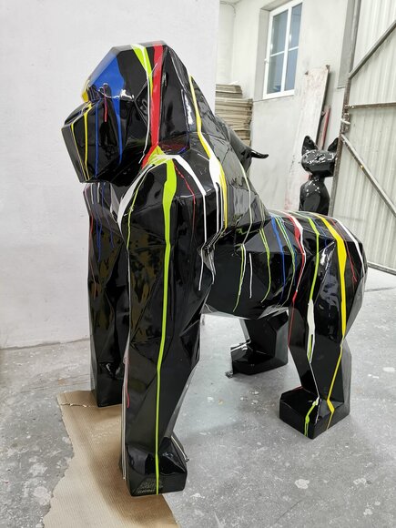 Skulpturen online kaufen Schwarze Gorilla mit geometrischen Elementen