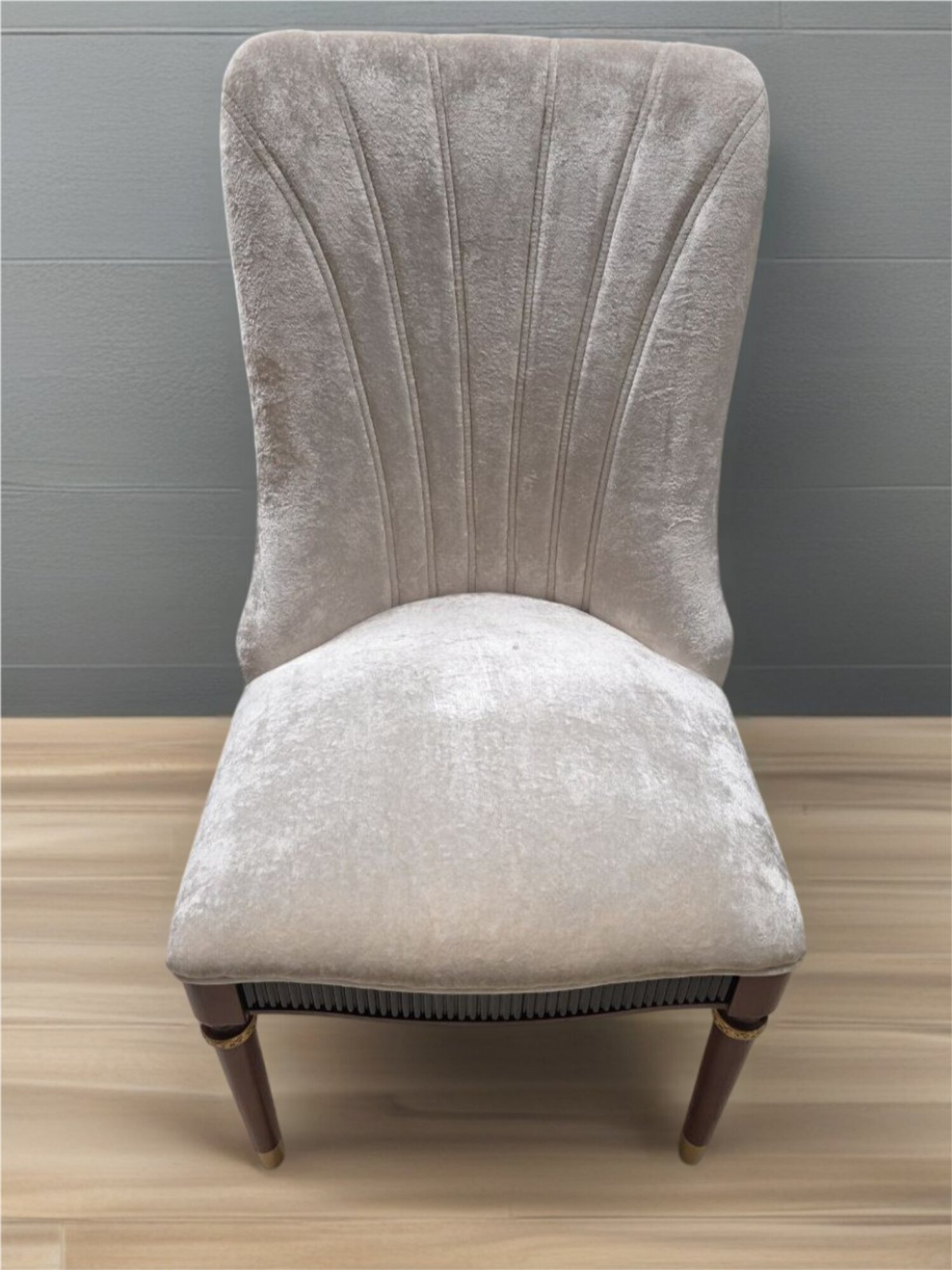 Designer Samtstuhl mit weicher Polsterung – ideal für Esszimmer Sofort