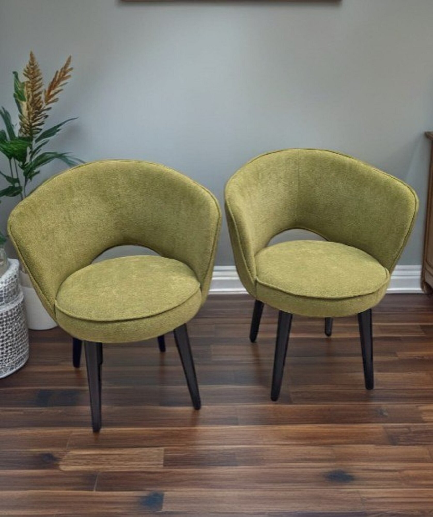 2er-Set neue Holzstühle, klassisches Design, mit grünem Stoffbezug Sofort