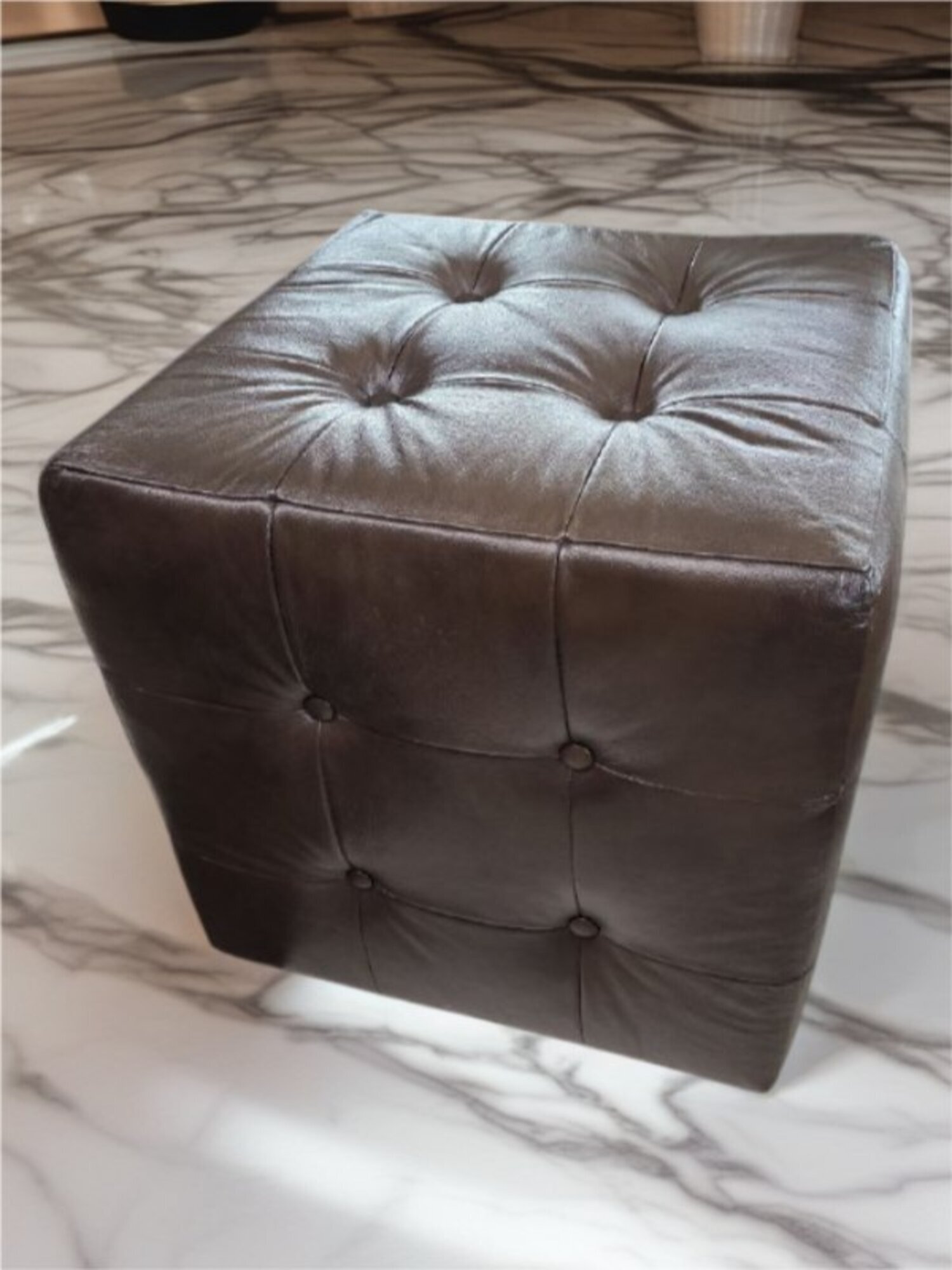 Quadratischer Hocker aus antikbraunem Leder mit weicher Polsterung Sofort