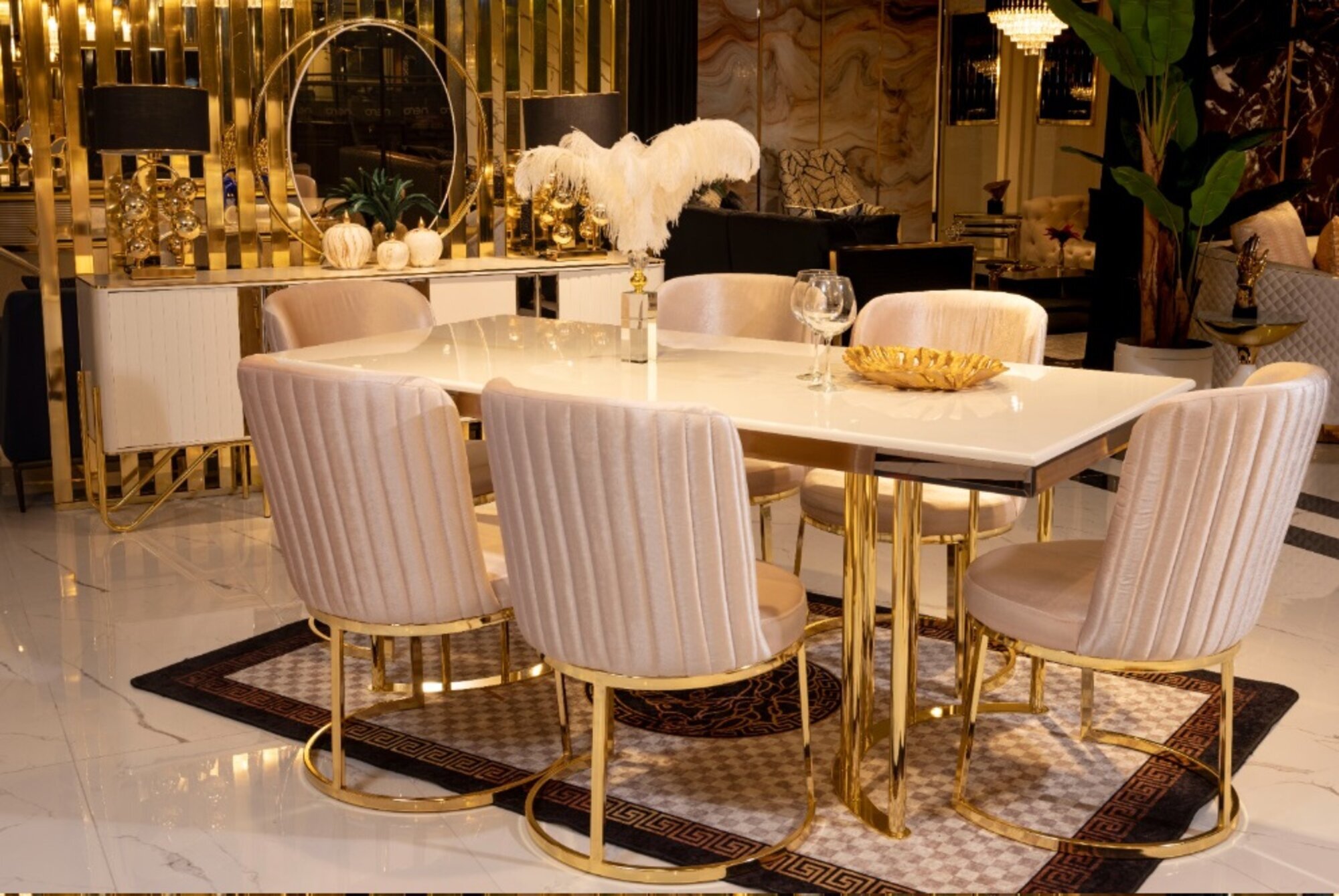 Eleganter Edelstahl-Esstisch in modernem Design mit großzügiger Tischfläche Sofort