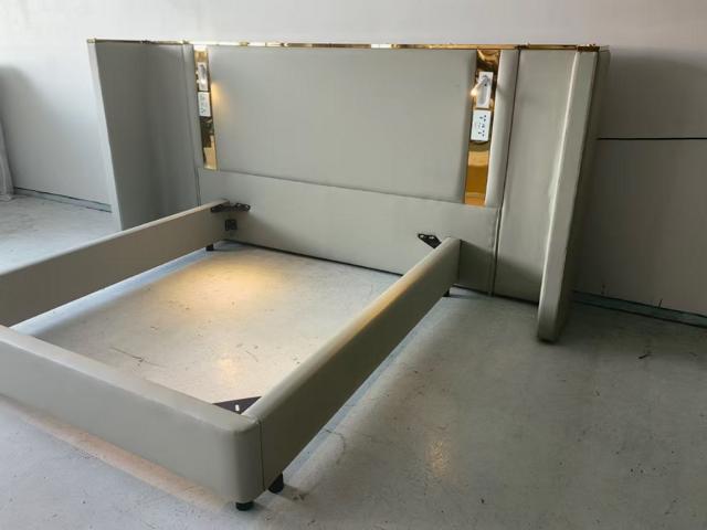 Luxus Designerbett Beige LED Beleuchtung Polster Goldrahmen Modernes Kopfteil
