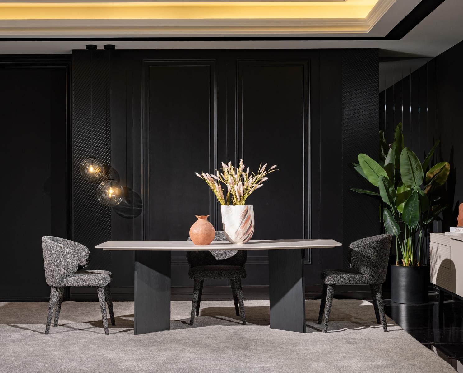 Eleganter Beigefarbener Esstisch aus Holz im Stilvoller Design