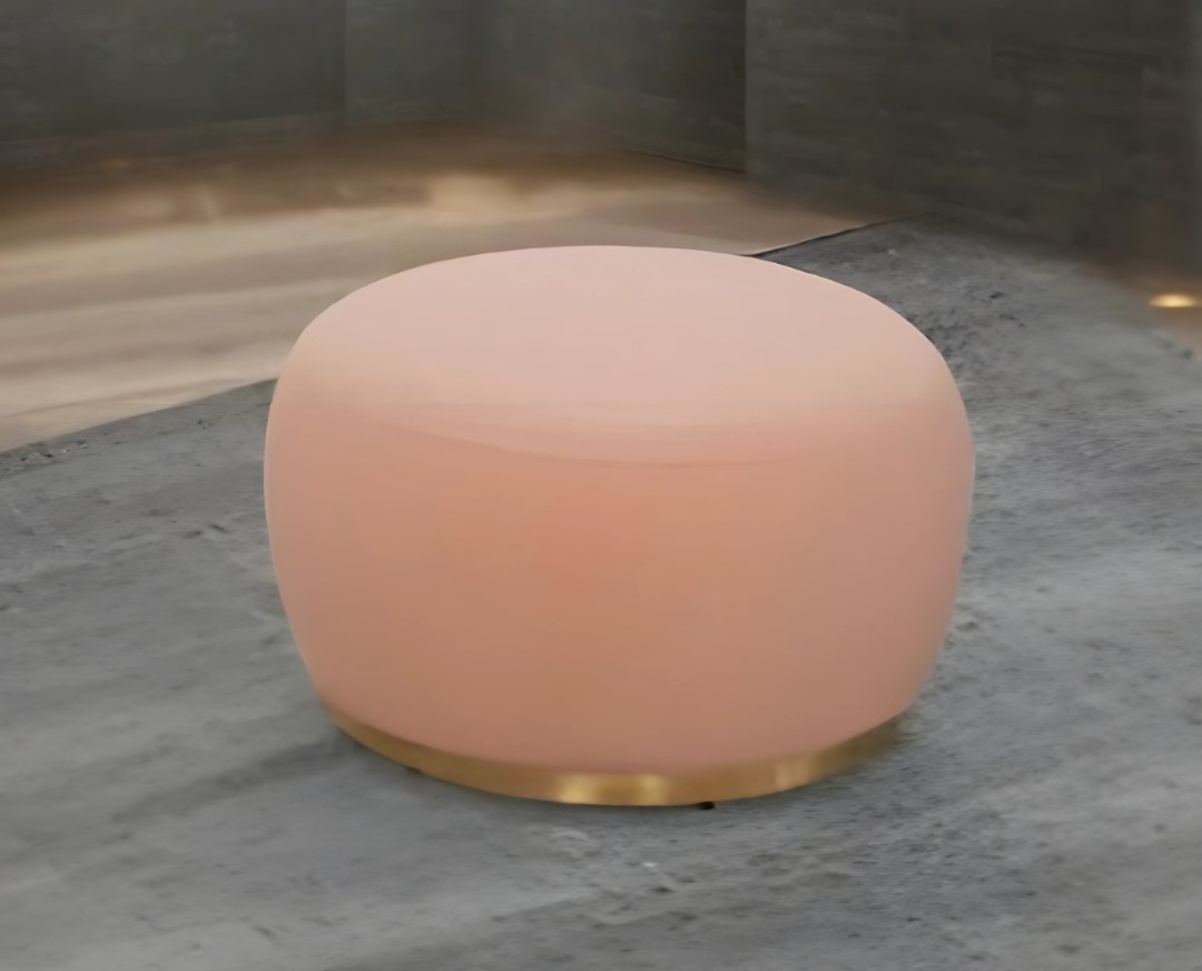 Zarter Hocker in Rosa Weiche Form, elegantes Design mit Goldakzent