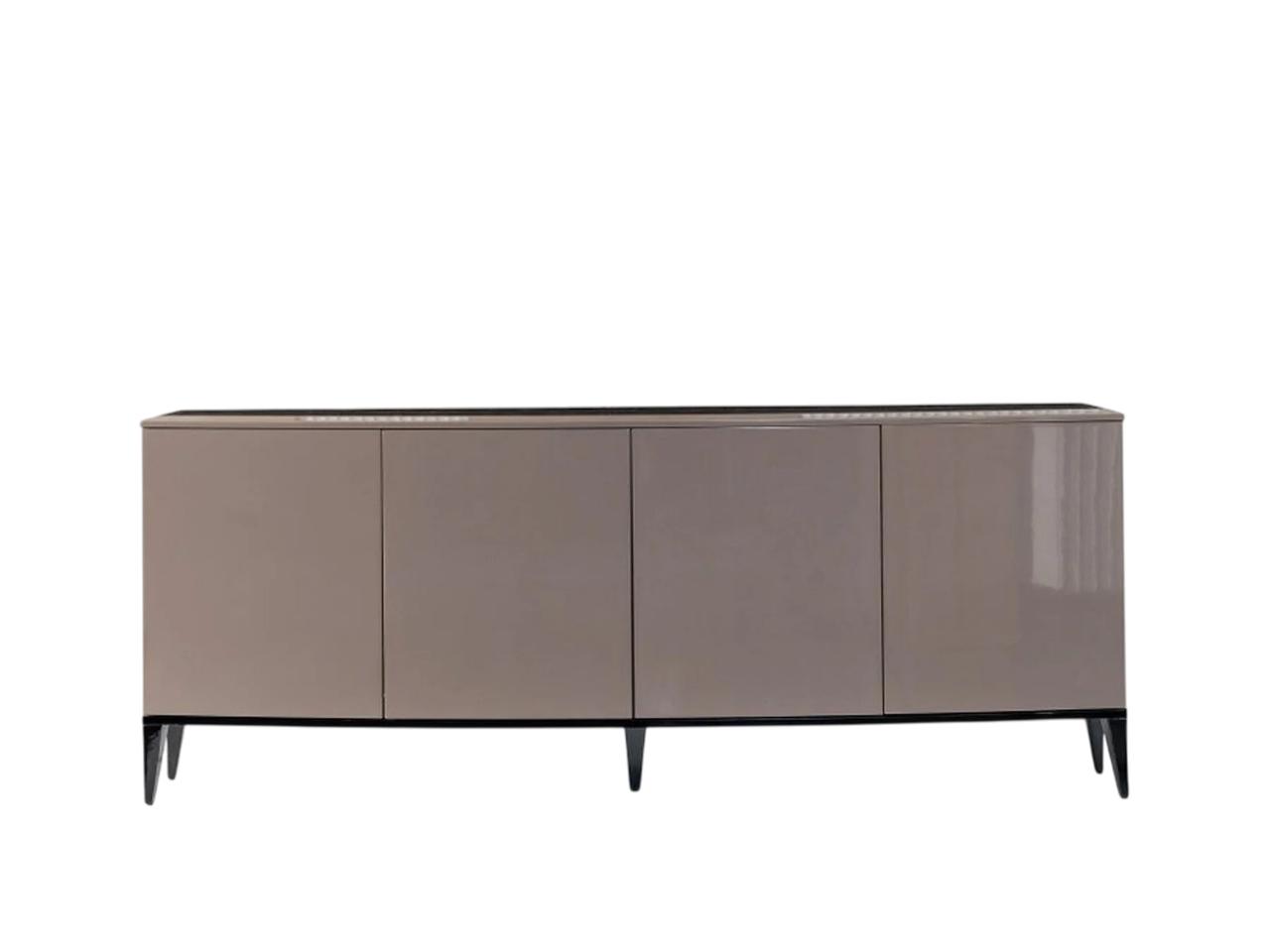 Elegantes beige Holz Sideboard im klassischen Design
