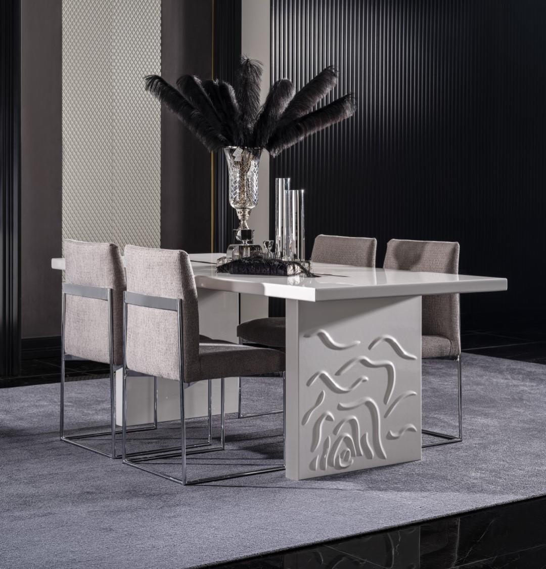 Elegantes weißes Esstisch- und Stuhl-Set aus Holz und Textil