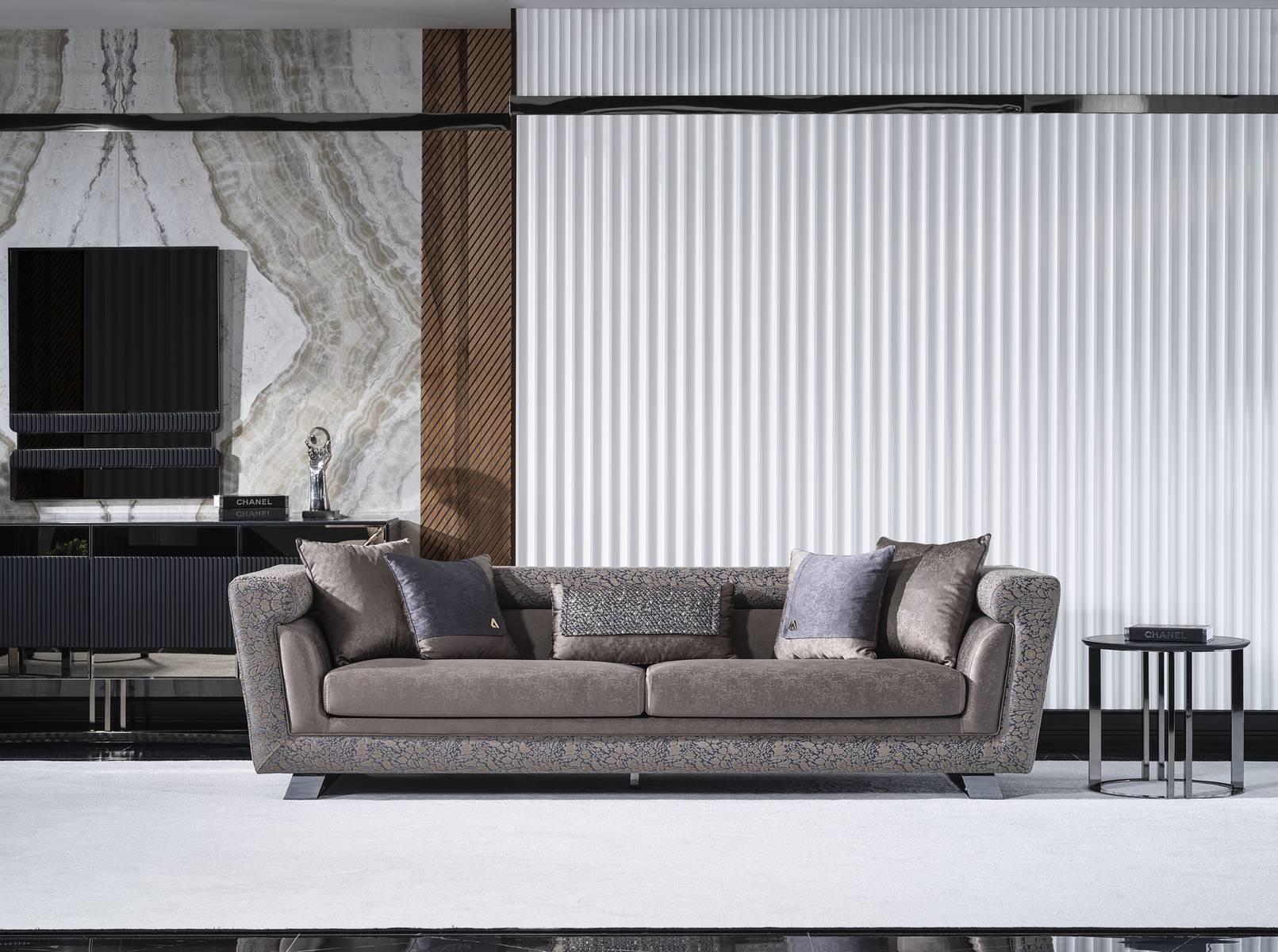 Modernes graues Sofa mit Holz-Textil Bezug und passendem Couchtisch