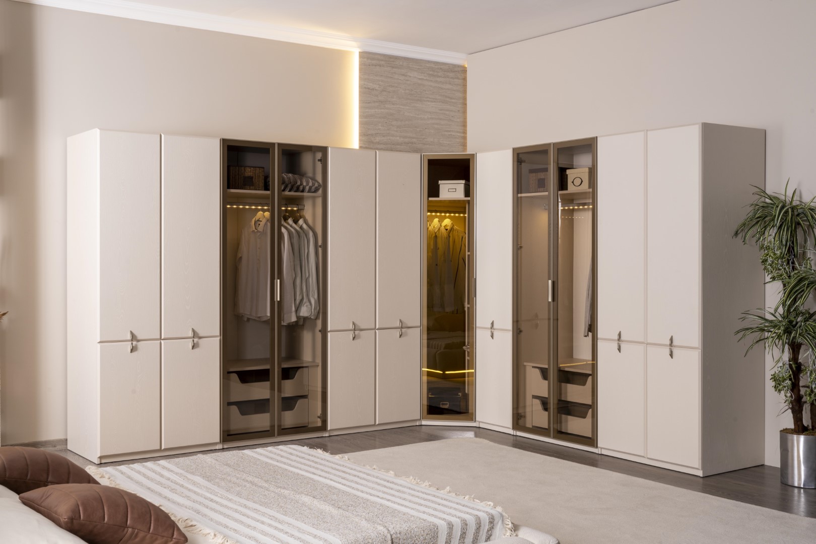 Der geräumige Schrank  fügt sich ideal in die Einrichtung ein.