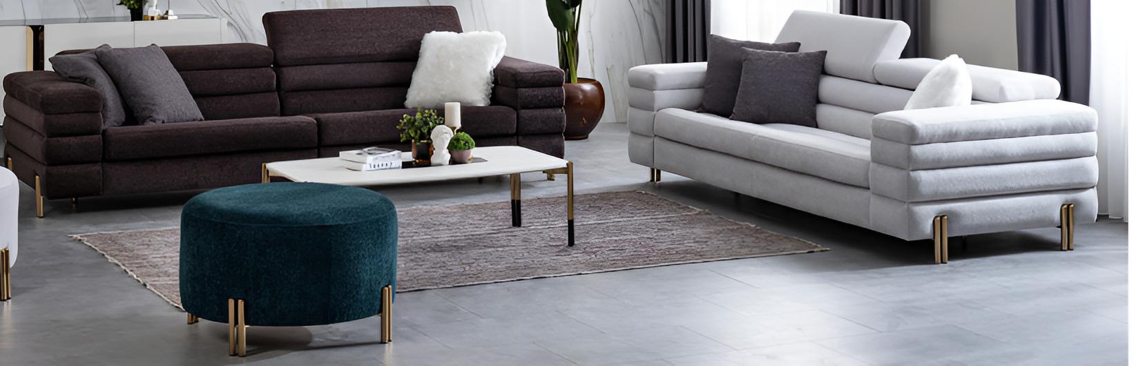 Modern Sofa-Set: 4-Sitzer Sofa, 3-Sitzer Sofa und Hocker.
