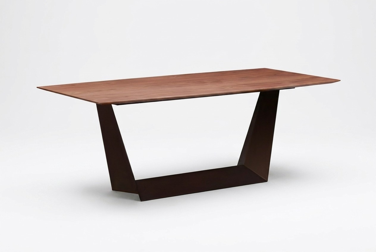 Eleganter brauner Esstisch aus Holz für modernes Zuhause