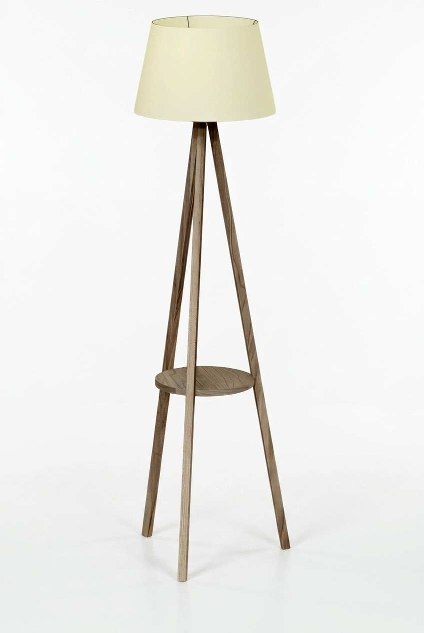 Stehlampe mit Regal aus Holz in Beige modern und stilvoll