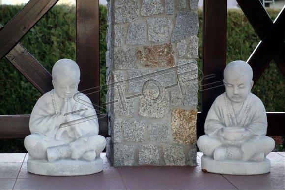 Buddha Skulptur in Steinoptik. Große Skulptur für Garten und Wohnbereich