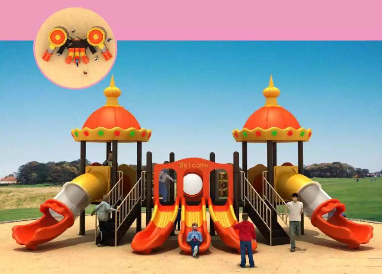Bunter Kinderspielplatz im Innenhof im Raumschiff-Stil mit Rutschen