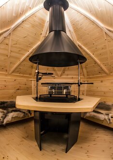 Grill mit umlaufendem Tisch Grillkota Zuberhör Schornstein 2 Roste Gartengrill
