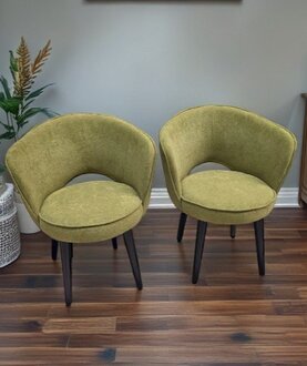 2er-Set neue Holzstühle, klassisches Design, mit grünem Stoffbezug Sofort
