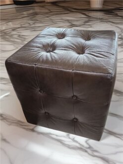 Quadratischer Hocker aus antikbraunem Leder mit weicher Polsterung Sofort