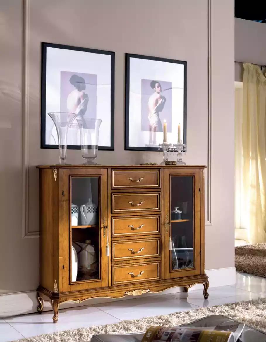 Exklusive braune Holzvitrine mit Schubladen im klassischen Möbelstil