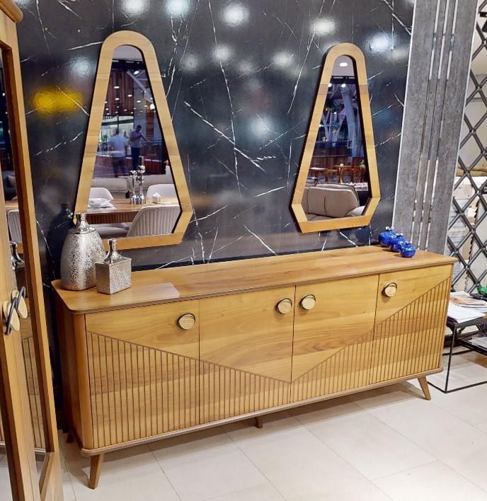 Stilvolle Braune Anrichte Luxus 4-Türige Holzkommode Robuste Holz Möbel