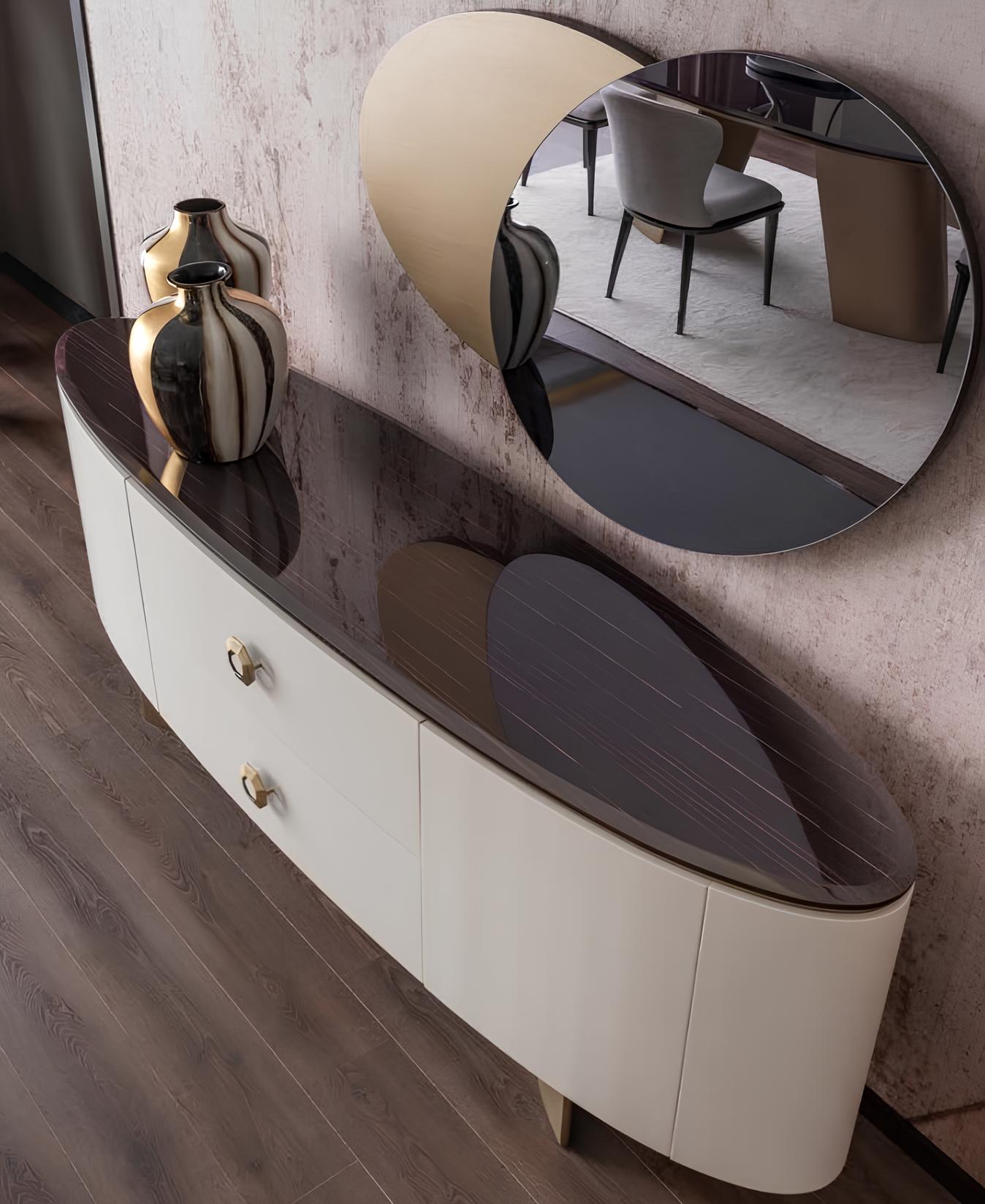 Elegantes Esszimmer-Set mit Sideboard und passendem Spiegel