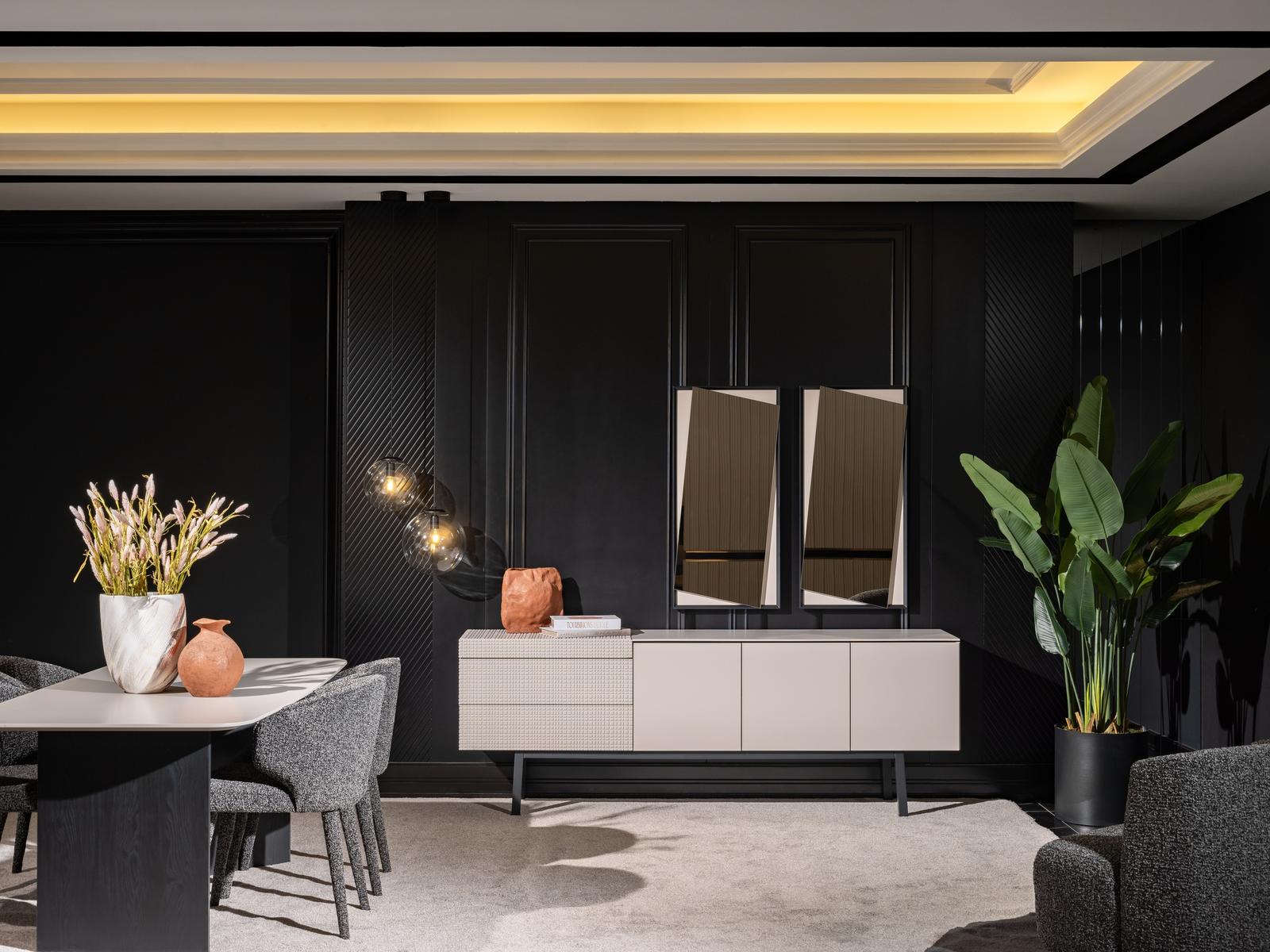 Elegantes Beiges Holz-Spiegel- und Sideboard-Set im modernen Stil