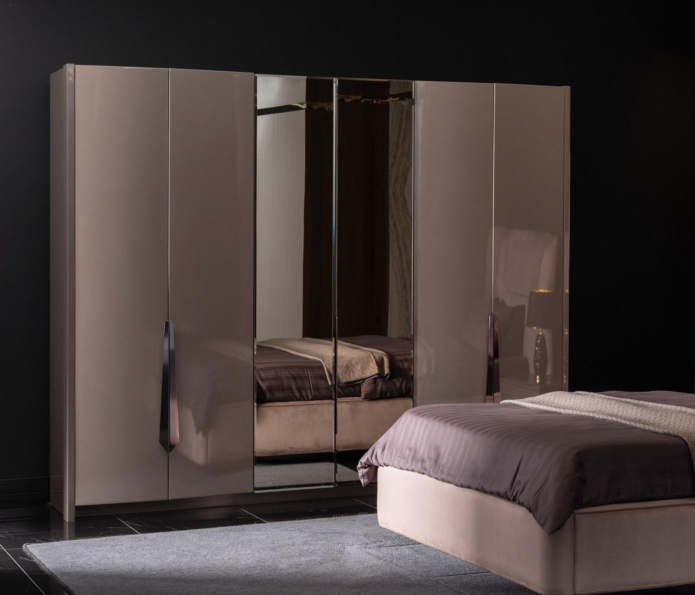 Eleganter Beiger Schminktisch mit Spiegel aus Holz