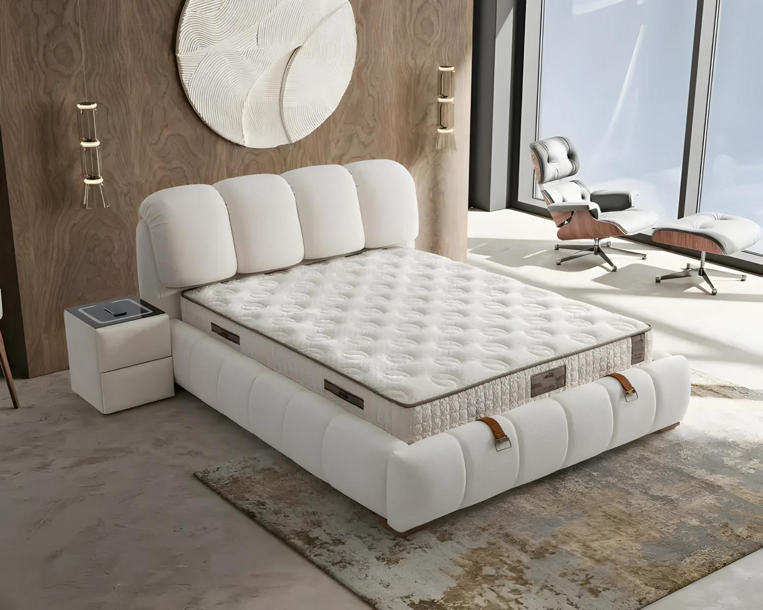 Elegantes weißes Bett mit Matratze in modernem Design