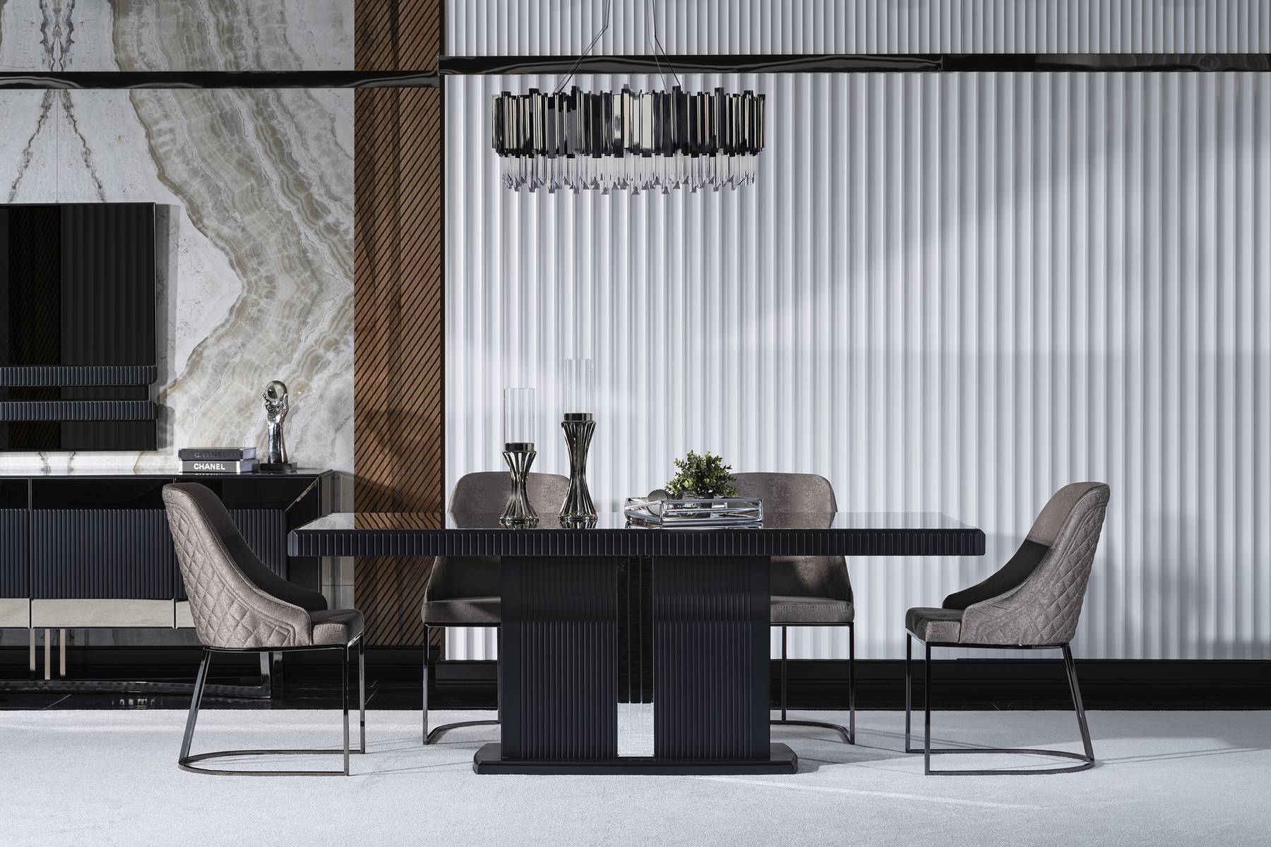 Eleganter schwarzer Esstisch aus Holz im modernen Stil