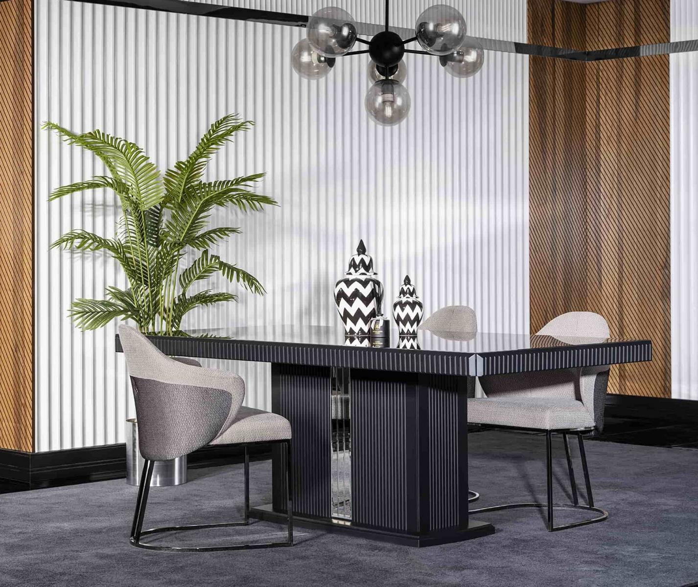 Elegantes graues Esszimmer Set aus Holz und Textil