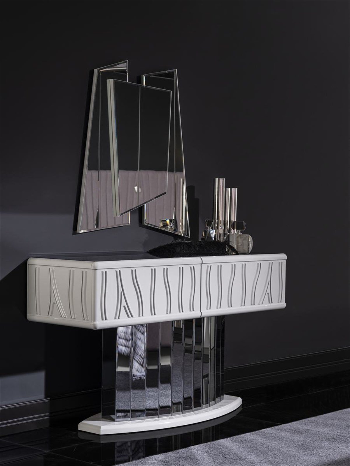 Eleganter weißer Schminktisch aus Holz mit Spiegel