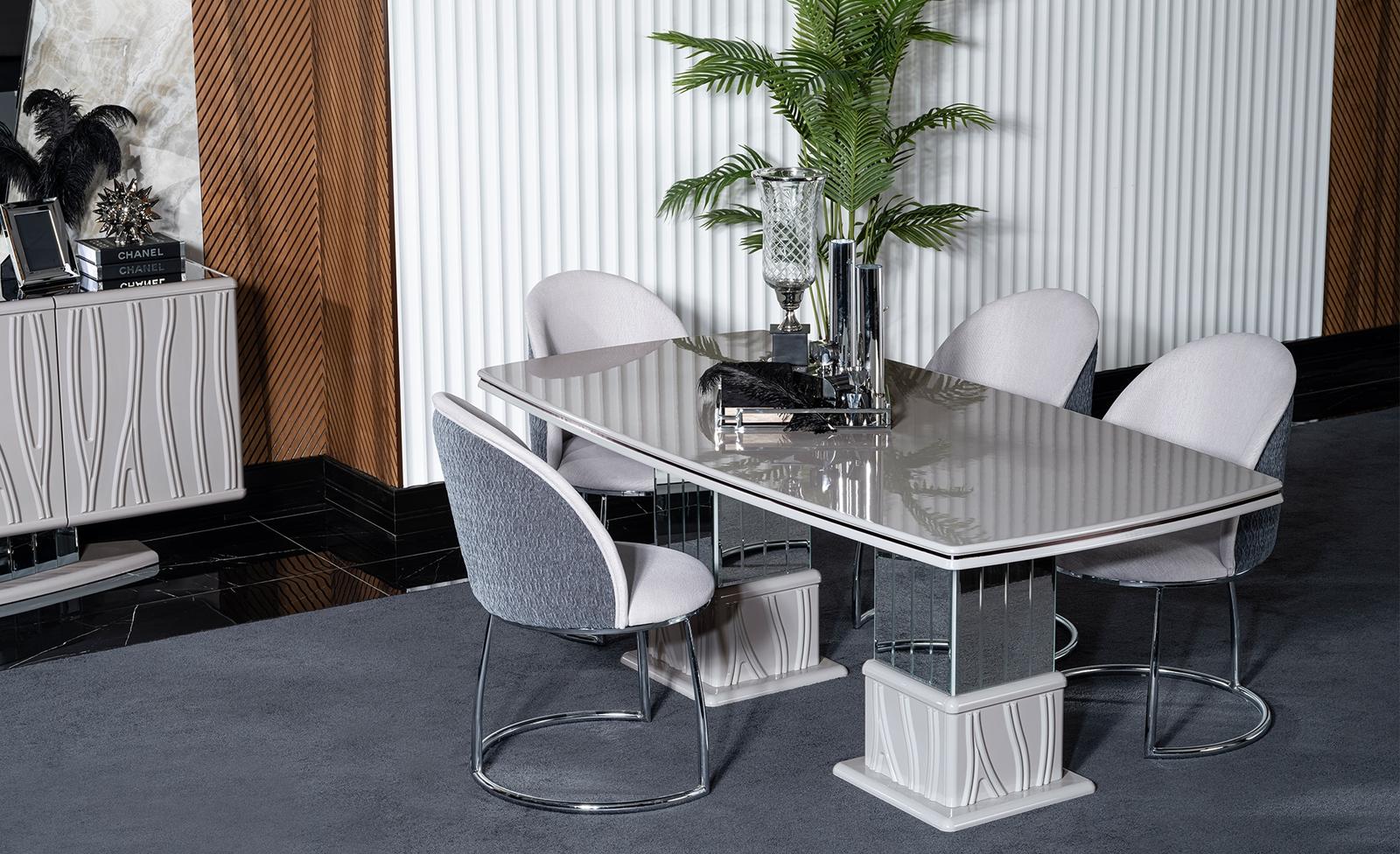 Elegantes beige Esstisch- und Stuhl-Set aus Holz und Metall