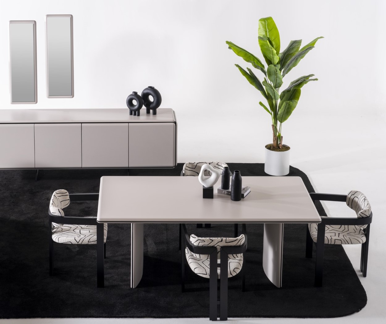 Elegantes Beiges Esszimmer Set aus Holz mit Esstisch und Stühlen