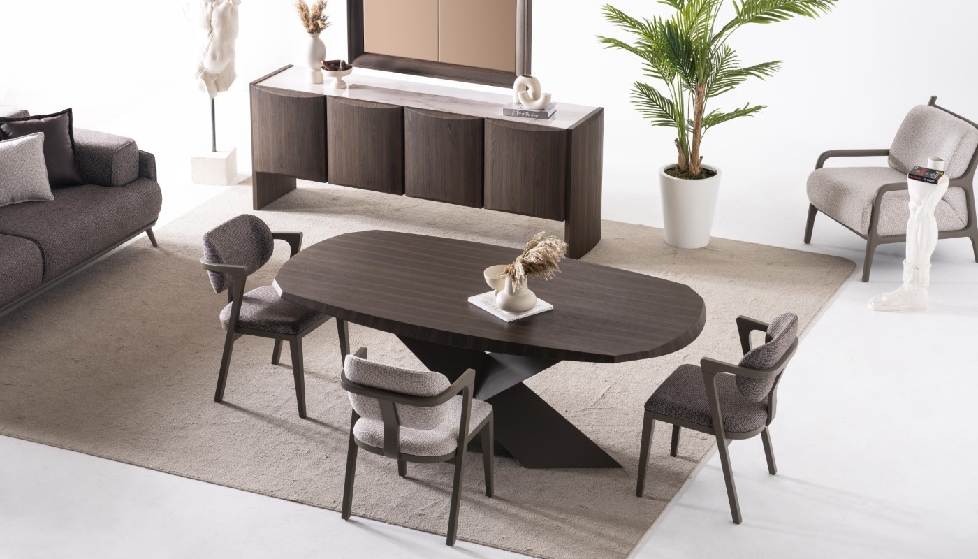 Elegantes braunes Esstisch- und Stuhl-Set aus Holz