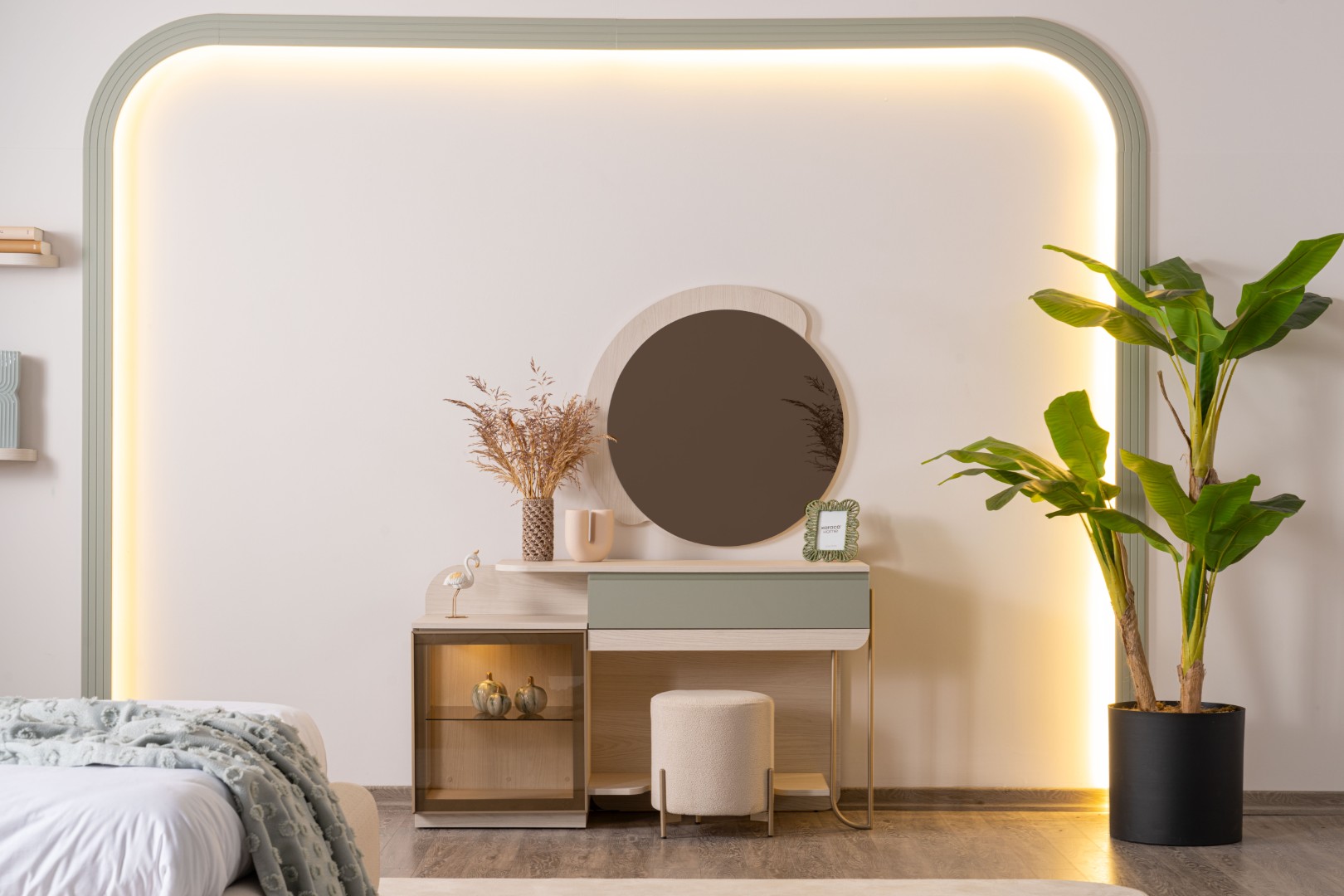 Maximaler Komfort in einem Set: Schminktisch + Hocker