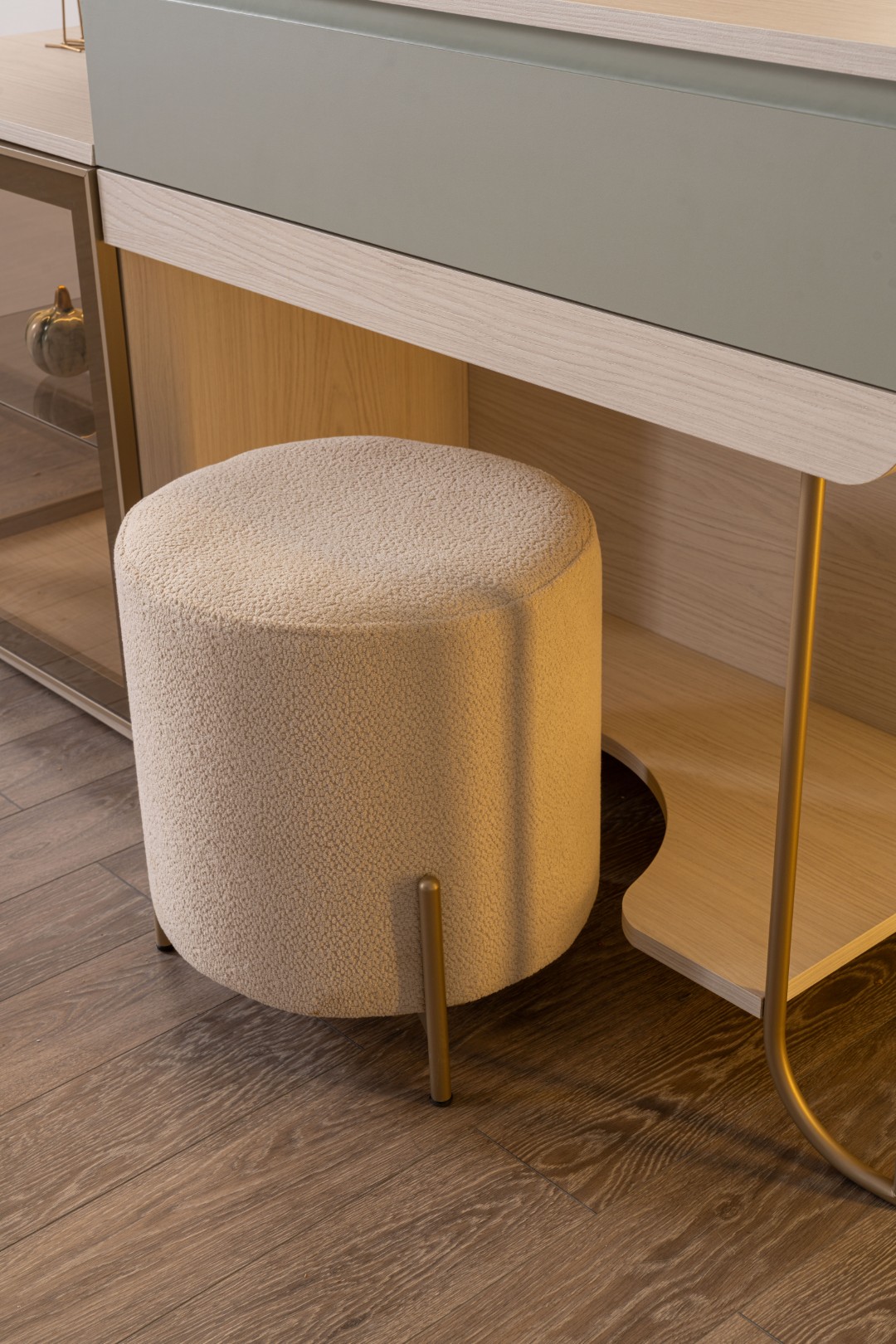 Hocker im modernen Stil Ein elegantes Detail für Ihr Zuhause