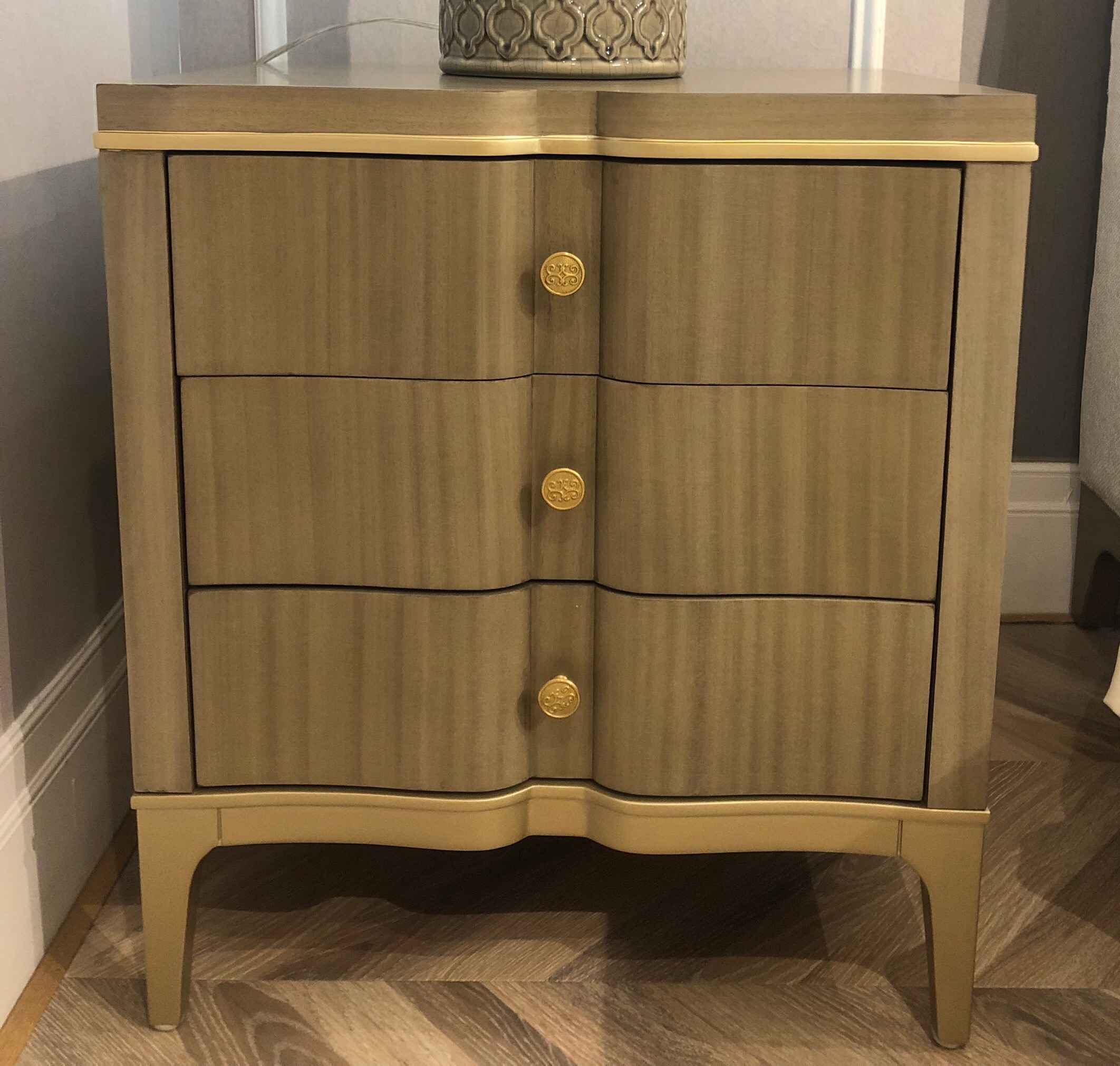 Klassischer Nachtschrank Nachttisch Massiv Konsole Ablage Schlafzimmer