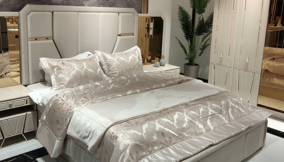 Bett Doppelbett Schlafzimmerbett Polsterbett Bettrahmen Beige Gold Luxus