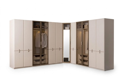 Der geräumige Schrank fügt sich ideal in die Einrichtung ein.