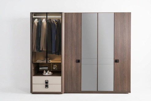 Eleganter brauner Kleiderschrank aus Holz für stilvolle Schlafzimmer