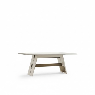 Eleganter Esstisch aus Holz in Beige für stilvolle Essbereiche