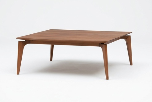 Eleganter Holztisch in warmem Braun für Wohnzimmer