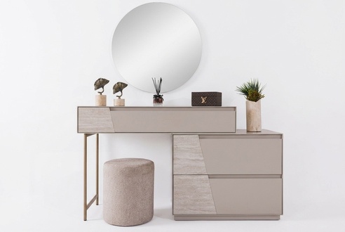 Schminktisch mit Spiegel + Hocker Klare Formen, gemütliches Interieur
