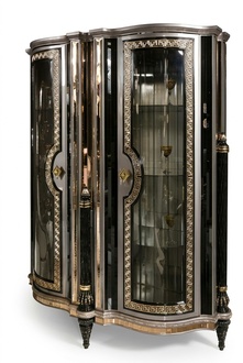 Silberne Holzvitrine modern, elegante Aufbewahrung für Wohnzimmer