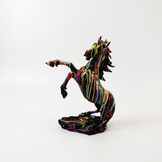 Skulptur Pferde aus Kunststoff auf einem Ständer Pferd Skulpturen Statuen