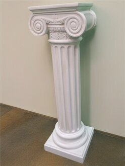 Elegante Kolumne mit Ablage – für Blumen und Wohnaccessoires Sofort